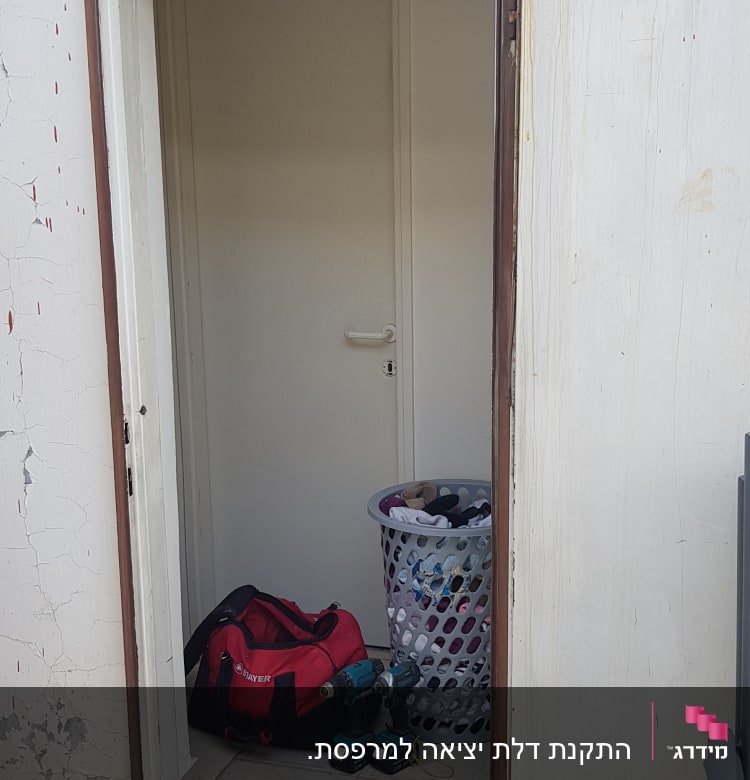 מברגה על רצפה ליד דלת עם מסגרת אלומיניום